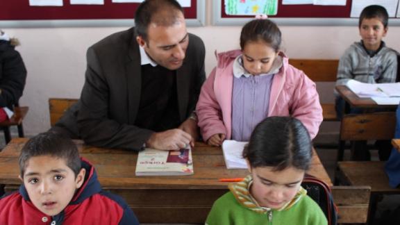 Köy Okulları Ziyaretinde TEOG Sınavı Derece Öğrencilerine  Ödül Verildi