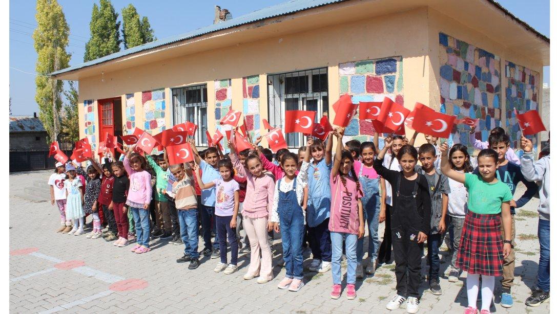 İLKÖĞRETİM HAFTASI KUTLAMA PROGRAMI MESÇİTLİ İLK VE ORTAOKULUNDA YAPILDI