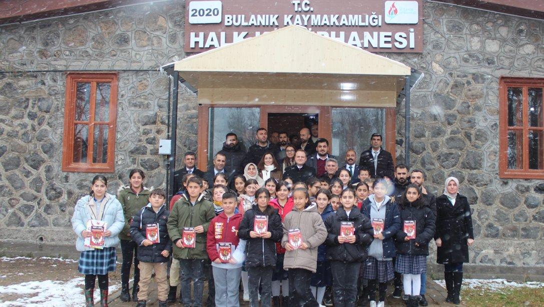 İlçe Kaymakamımız Sayın Ömer Övünç KOŞANSU Öğrencilerle Kütüphanede Buluştu 