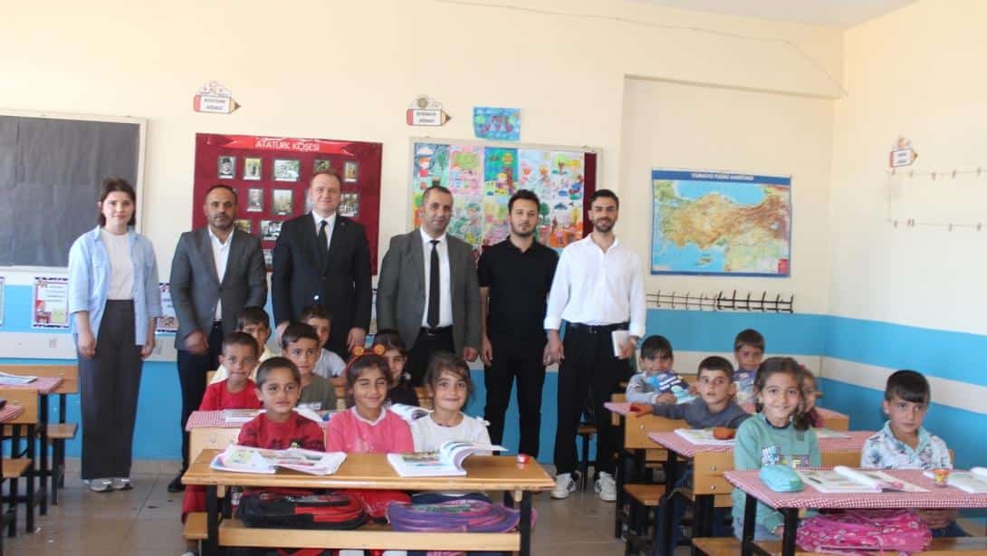 Kaymakamımız ve İlçe Milli Eğitim Müdürümüz Karaburun İlk ve Ortaokulunu Ziyaret Etti